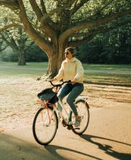 Vrouw fietst door park